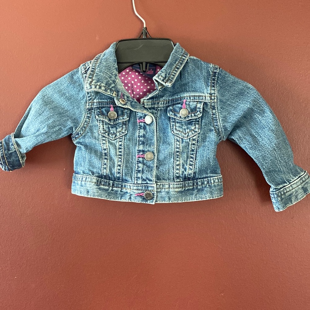The cutest OshKosh jean jacket. Size 12 months 💕